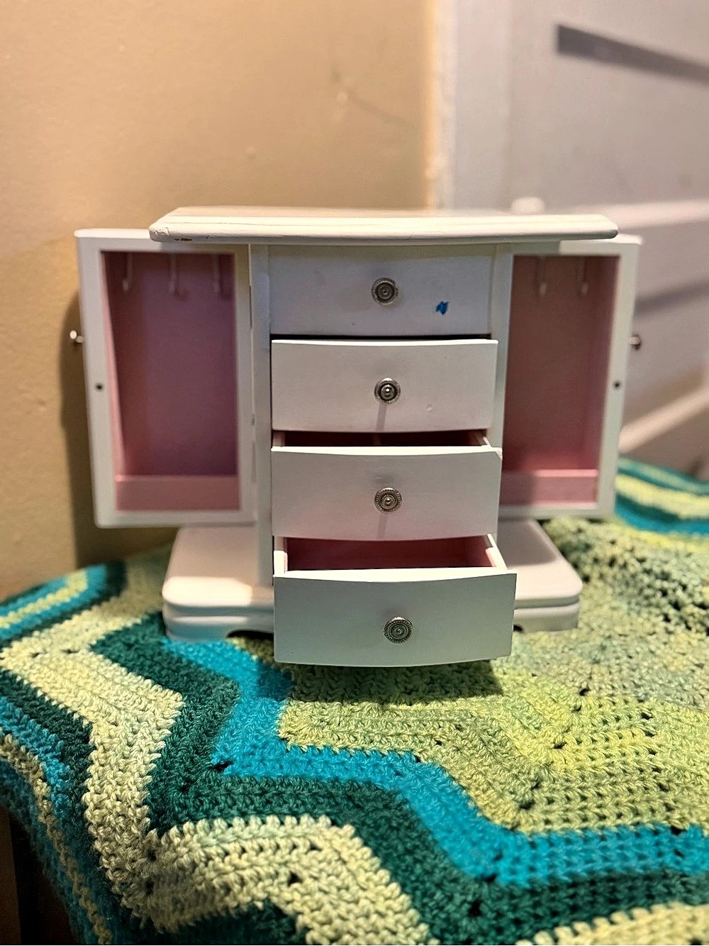 White & Pink Jewelry Organizer